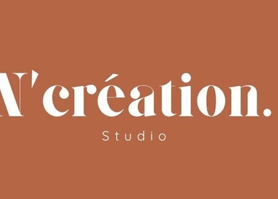 Logo élégant de N'Création, situé à Plaisir, Île-de-france, FR, sur fond beige.