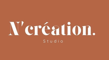Logo élégant de N'Création, situé à Plaisir, Île-de-france, FR, sur fond beige.