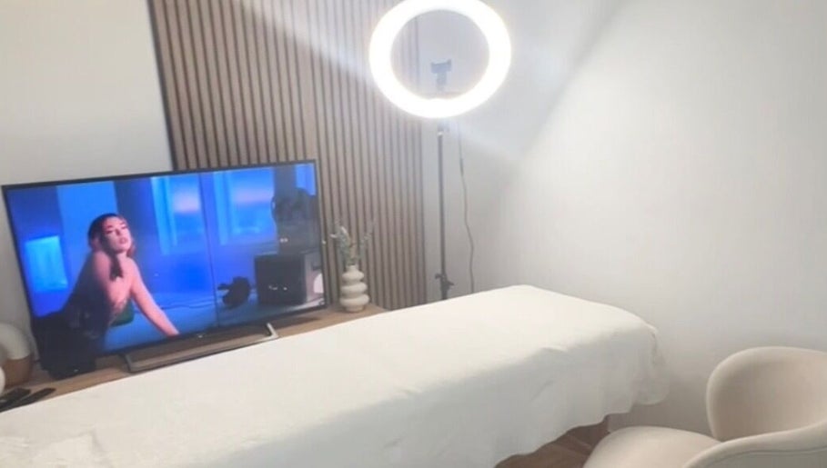 Salon moderne de N’Création avec lumière et écran à Plaisir, Île-de-France, FR, parfait pour détente.