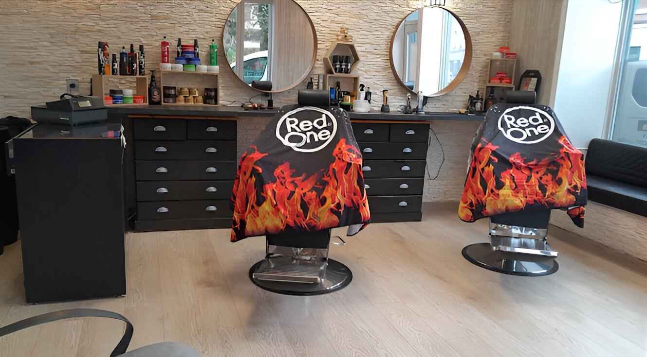 Intérieur moderne de Beauty Barber à Saint-omer, Hauts-de-france, FR avec sièges distinctifs et miroirs stylés.