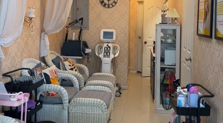 Elegant treatment area at Lemon Beauty, Parañaque, Metro Manila, PH showcasing comfortable seating and equipment.