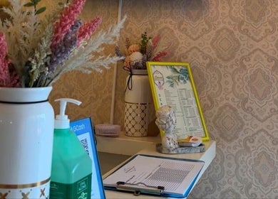 Cozy entryway at Lemon Beauty, Parañaque, Metro Manila, PH, featuring floral decor and welcoming ambiance.