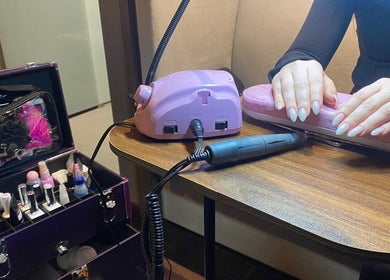 طاولة تجهيز أظافر في صالون غلسنام، الرياض، مع معدّات مانيكير وأظافر أنيقة.