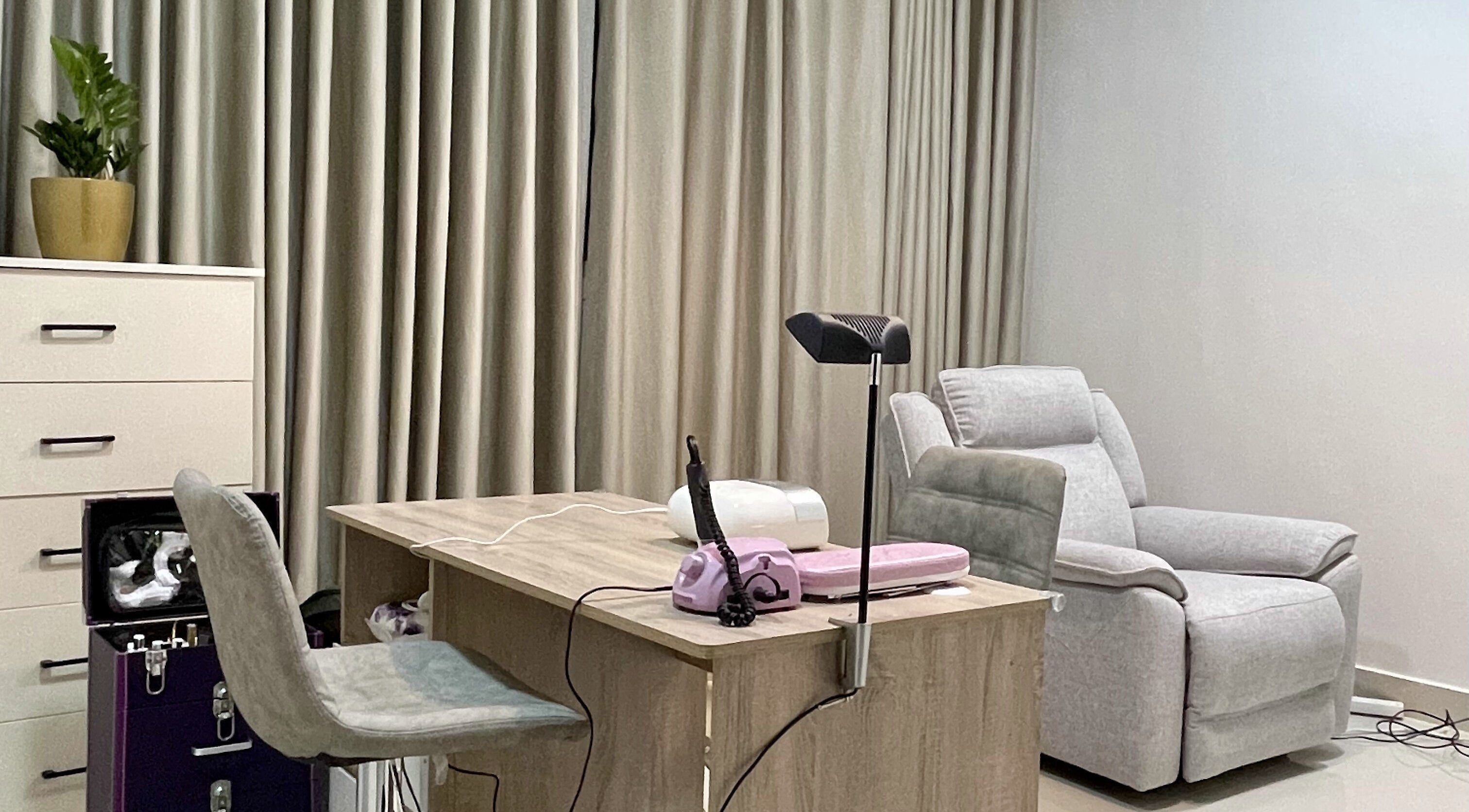 ركن استرخاء في صالون غلسنام، الرياض، مقاطعة الرياض، السعودية مجهز بكرسي فاخر وطاولة أنيقة.