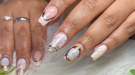 Yesjoneshairandnails