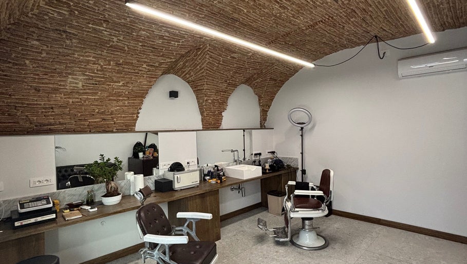 Interno Barberia con archi in mattoni a Oristano, Sardegna, IT.