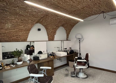 Interno Barberia con archi in mattoni a Oristano, Sardegna, IT.