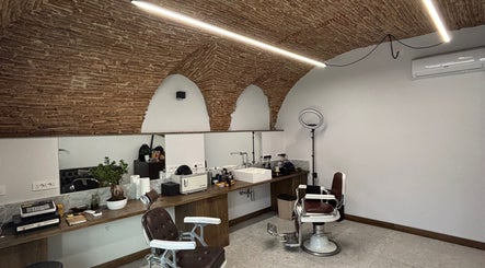 Interno Barberia con archi in mattoni a Oristano, Sardegna, IT.