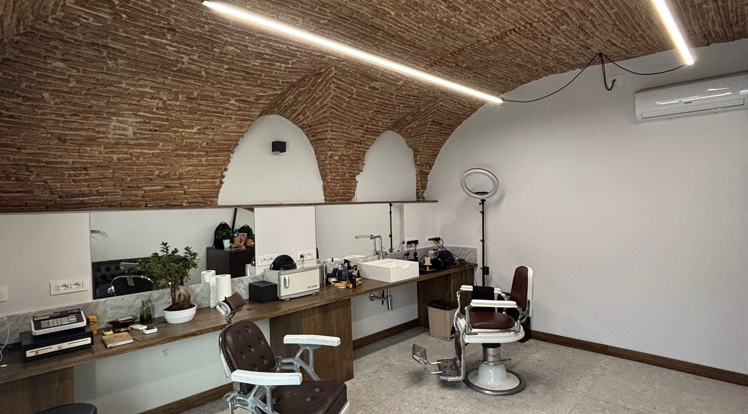 Interno Barberia con archi in mattoni a Oristano, Sardegna, IT.