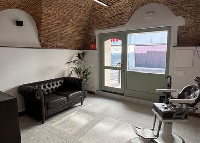Accogliente interno della Barberia a Oristano, Sardegna, IT con dettagli rustici e arredi eleganti.