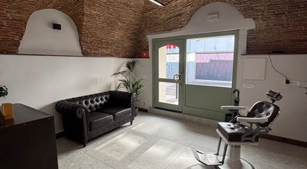 Accogliente interno della Barberia a Oristano, Sardegna, IT con dettagli rustici e arredi eleganti.