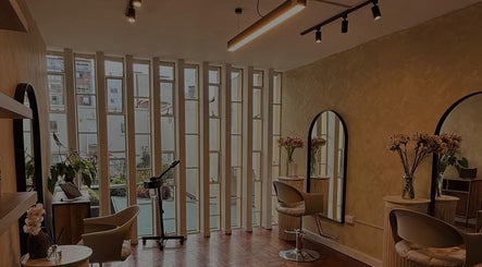 Interior moderno de Corali Cova Hair Studio en Lima, Provincia De Lima, PE, con iluminación cálida y decoración floral.