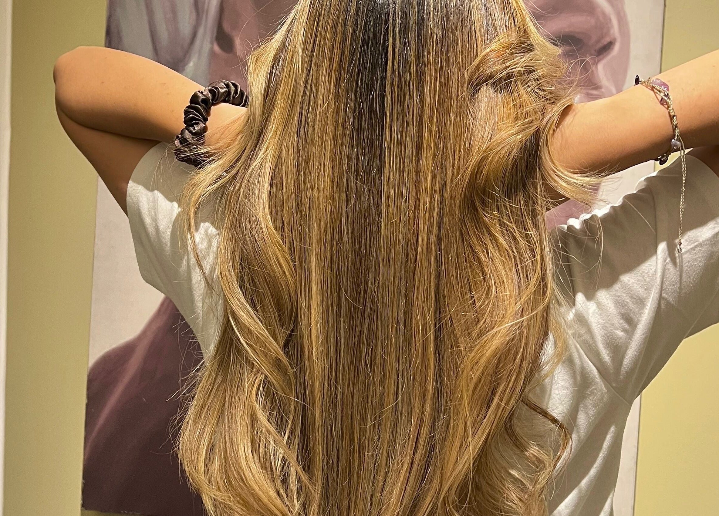 Cabello rubio largo y brillante, peinado en Corali Cova Hair Studio en Lima, Provincia De Lima, PE.