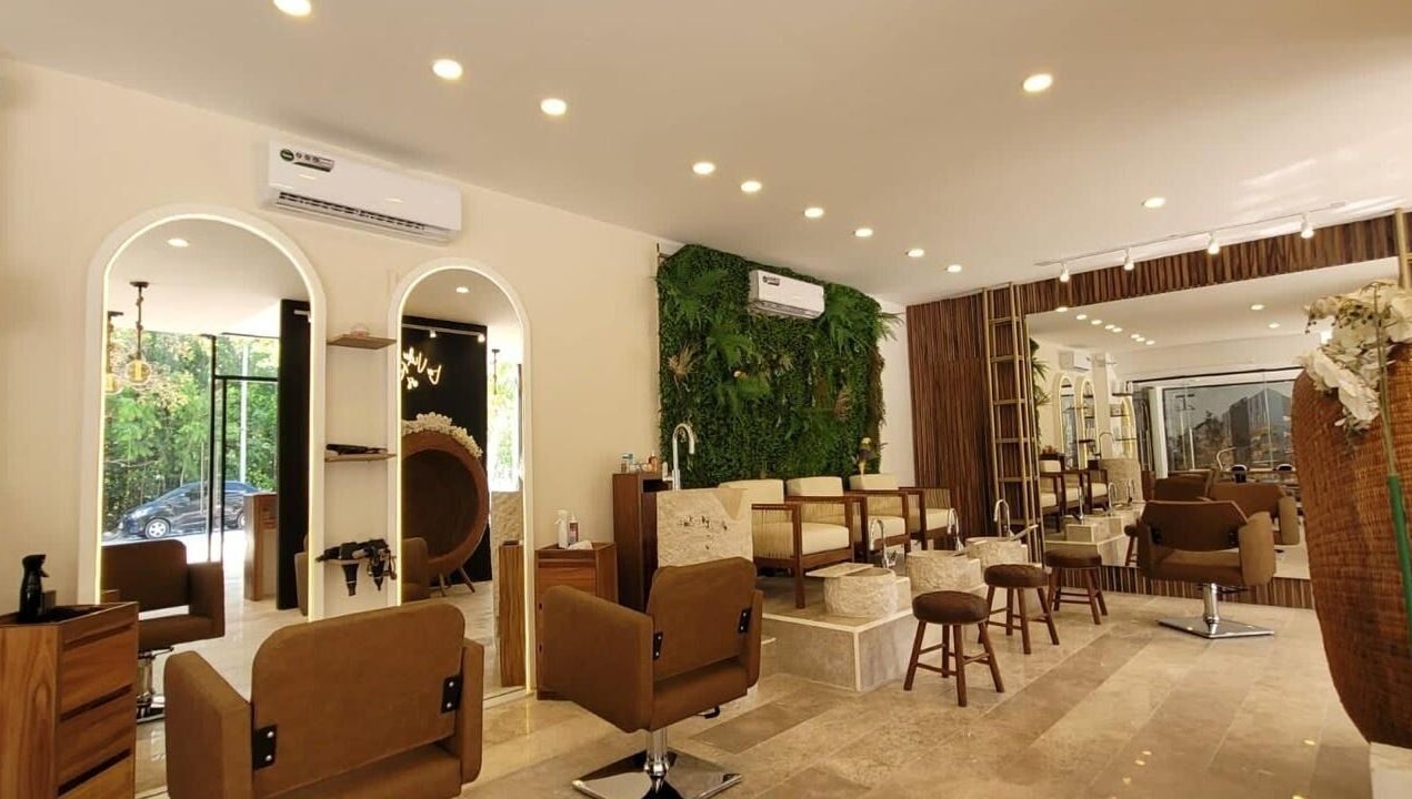 Interior elegante de Fortuna Studio Spa en Quintana Roo, MX, con sillas marrones y decoración natural.