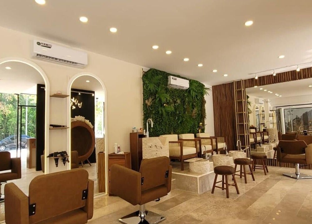 Interior elegante de Fortuna Studio Spa en Quintana Roo, MX, con sillas marrones y decoración natural.