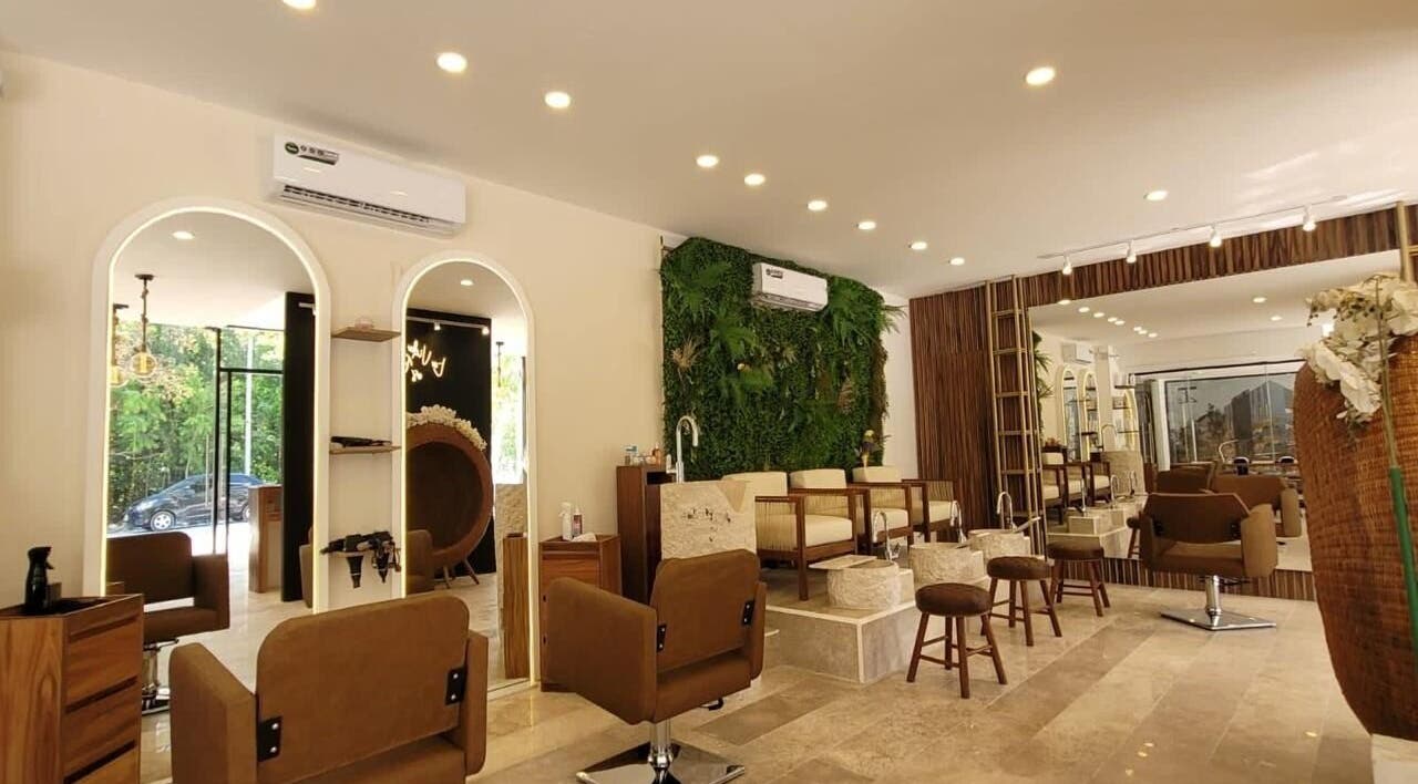 Interior elegante de Fortuna Studio Spa en Quintana Roo, MX, con sillas marrones y decoración natural.