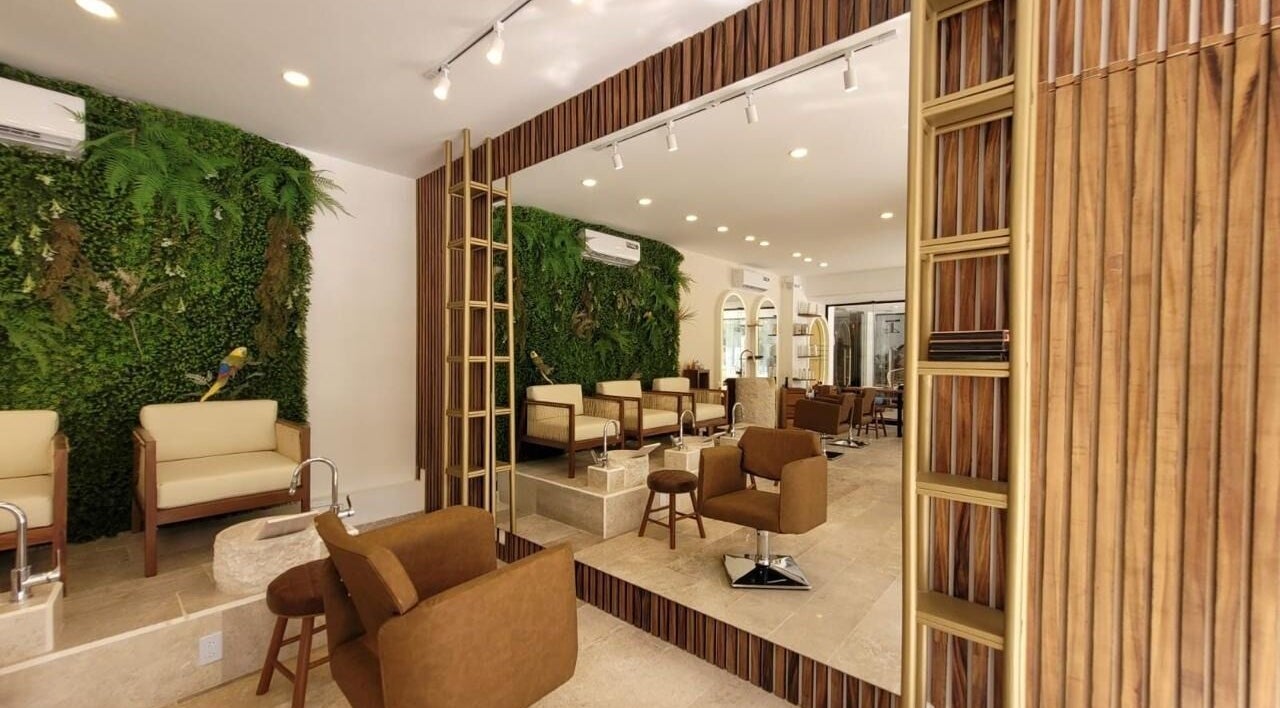 Interior acogedor de Fortuna Studio Spa con sillas elegantes y vegetación en Quintana Roo, Quintana Roo, MX.