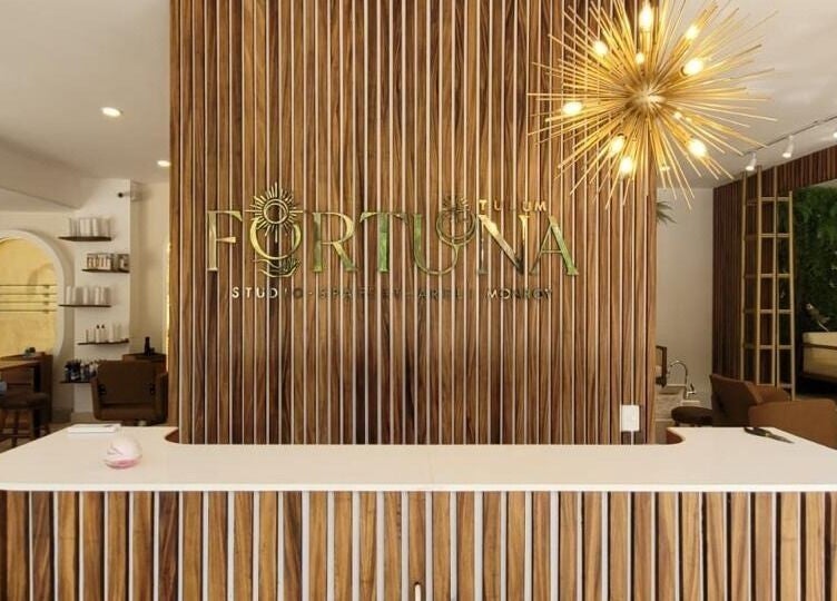 Recepción moderna del Fortuna Studio Spa en Quintana Roo, Quintana Roo, MX con decoración elegante.