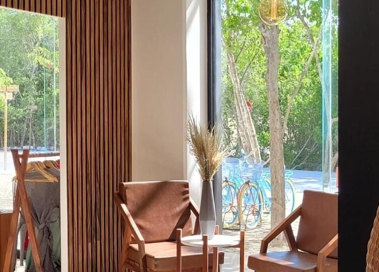 Sala acogedora en Fortuna Studio Spa con madera y bicicletas fuera en Quintana Roo, Quintana Roo, MX.