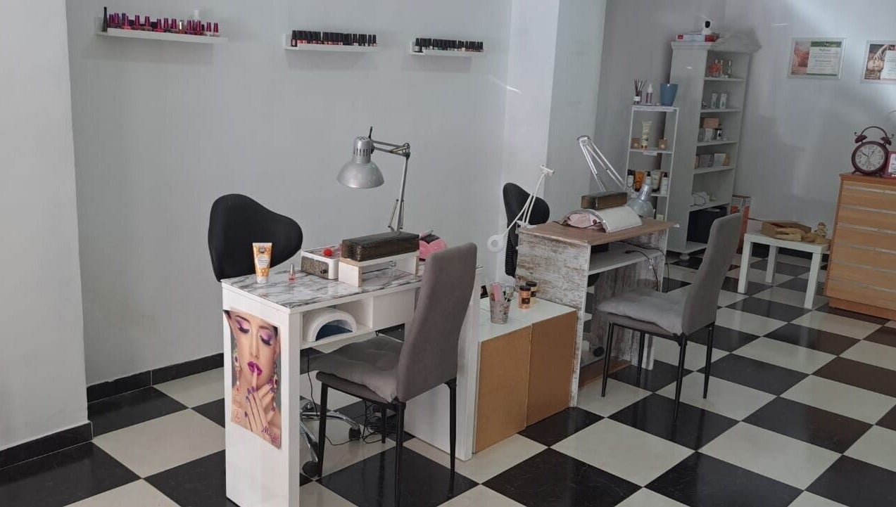Estética Bella Mapi en Oliva, Comunidad Valenciana, ES. Moderno espacio de manicura con decoración elegante.
