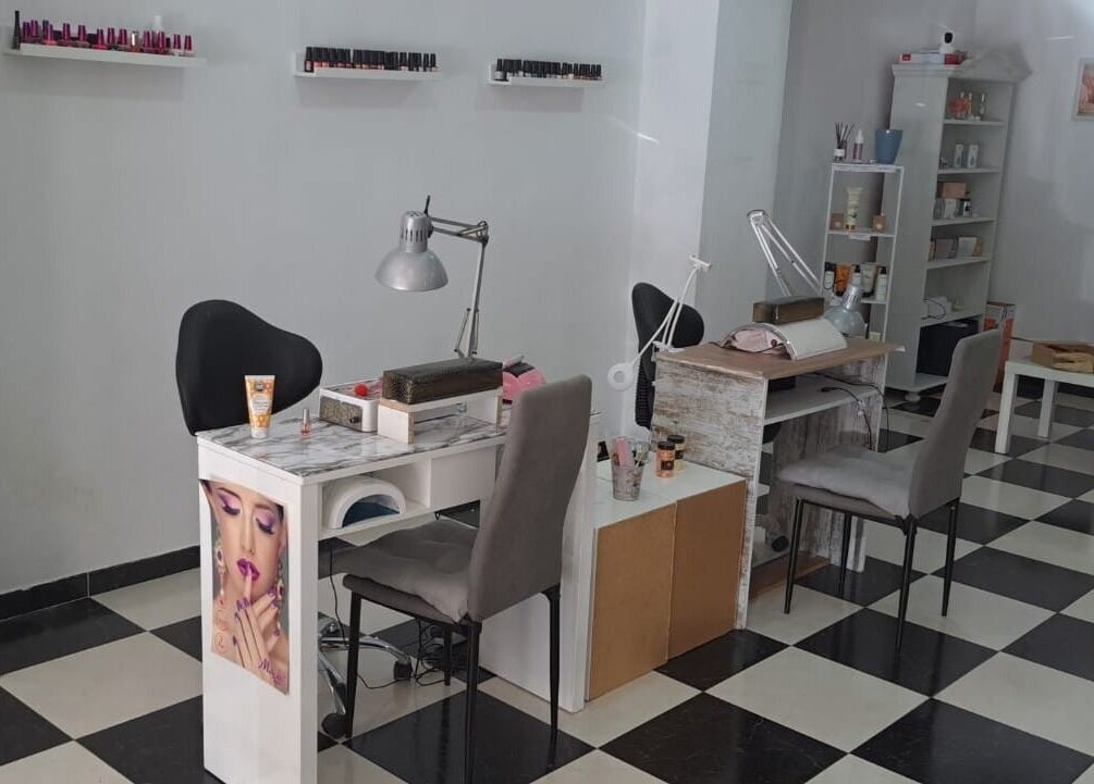 Estética Bella Mapi en Oliva, Comunidad Valenciana, ES. Moderno espacio de manicura con decoración elegante.