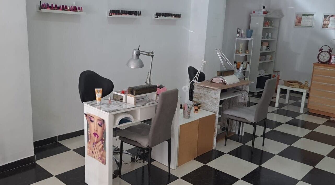 Estética Bella Mapi en Oliva, Comunidad Valenciana, ES. Moderno espacio de manicura con decoración elegante.