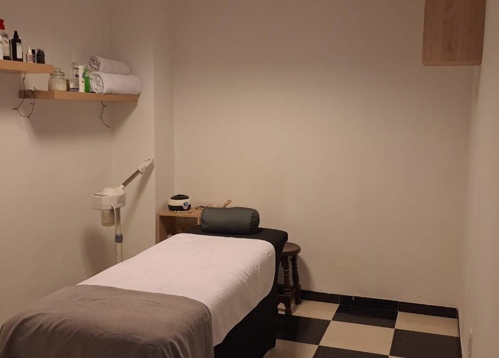 Sala de tratamiento en Estética Bella Mapi, Oliva, Comunidad Valenciana, ES. Relajante y acogedora.