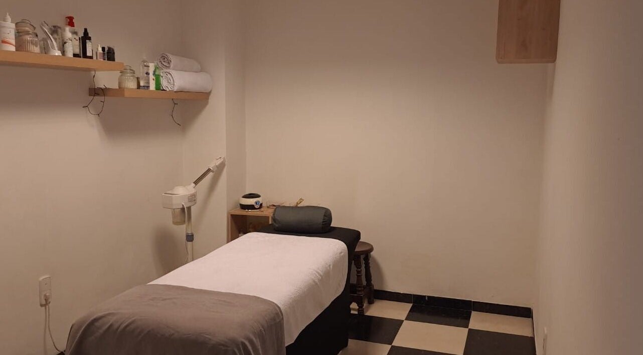 Sala de tratamiento en Estética Bella Mapi, Oliva, Comunidad Valenciana, ES. Relajante y acogedora.