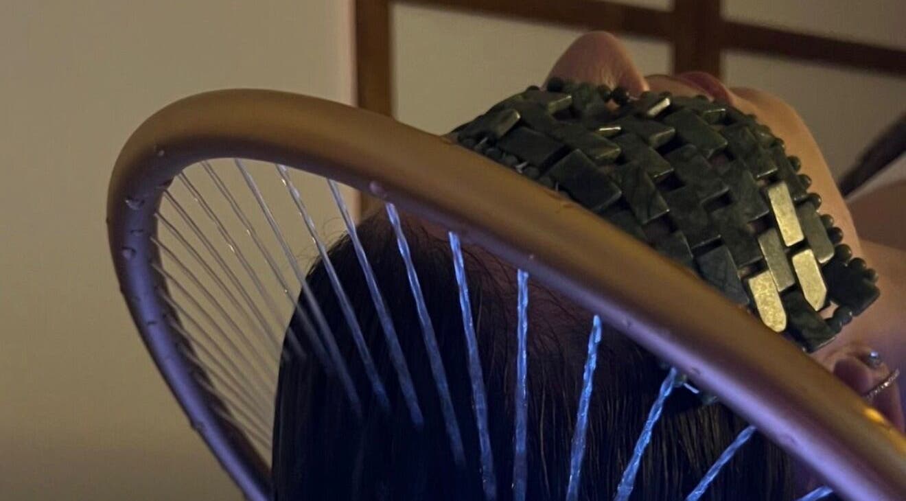 Client au MILANOA ESTHÉTIQUE à Vergaville, Grand Est, FR, recevant un soin visage relaxant et élégant.