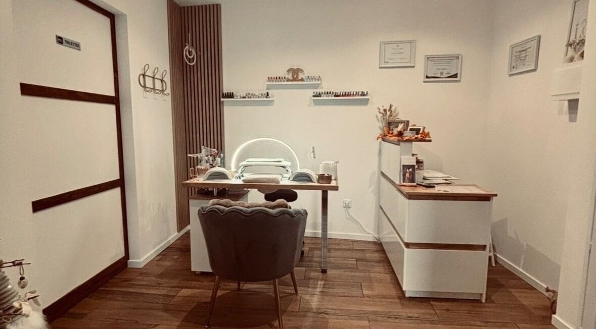 Intérieur moderne de MILANOA ESTHÉTIQUE, Vergaville, Grand Est, FR avec mobilier de beauté raffiné.