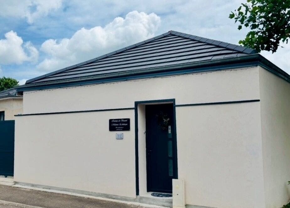 Vue extérieure du MILANOA ESTHÉTIQUE à Vergaville, Grand Est, FR, mettant en valeur une façade moderne et épurée.