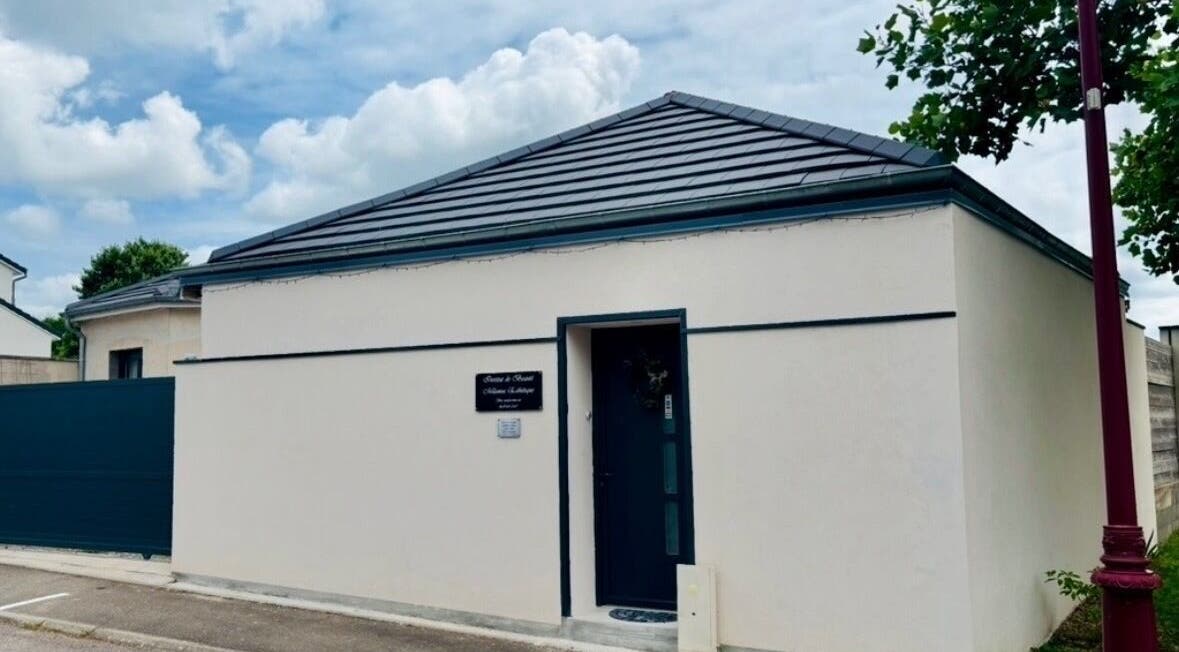 Vue extérieure du MILANOA ESTHÉTIQUE à Vergaville, Grand Est, FR, mettant en valeur une façade moderne et épurée.