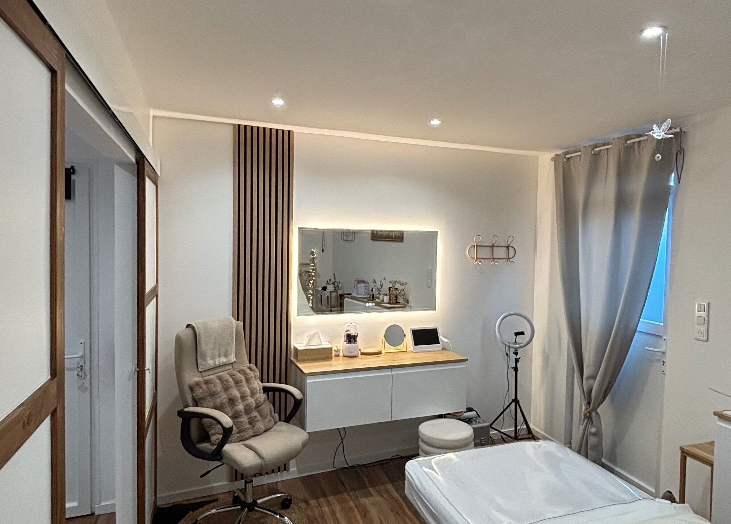 Intérieur élégant de MILANOA ESTHÉTIQUE à Vergaville, Grand Est, FR, avec chaise et miroir éclairé.