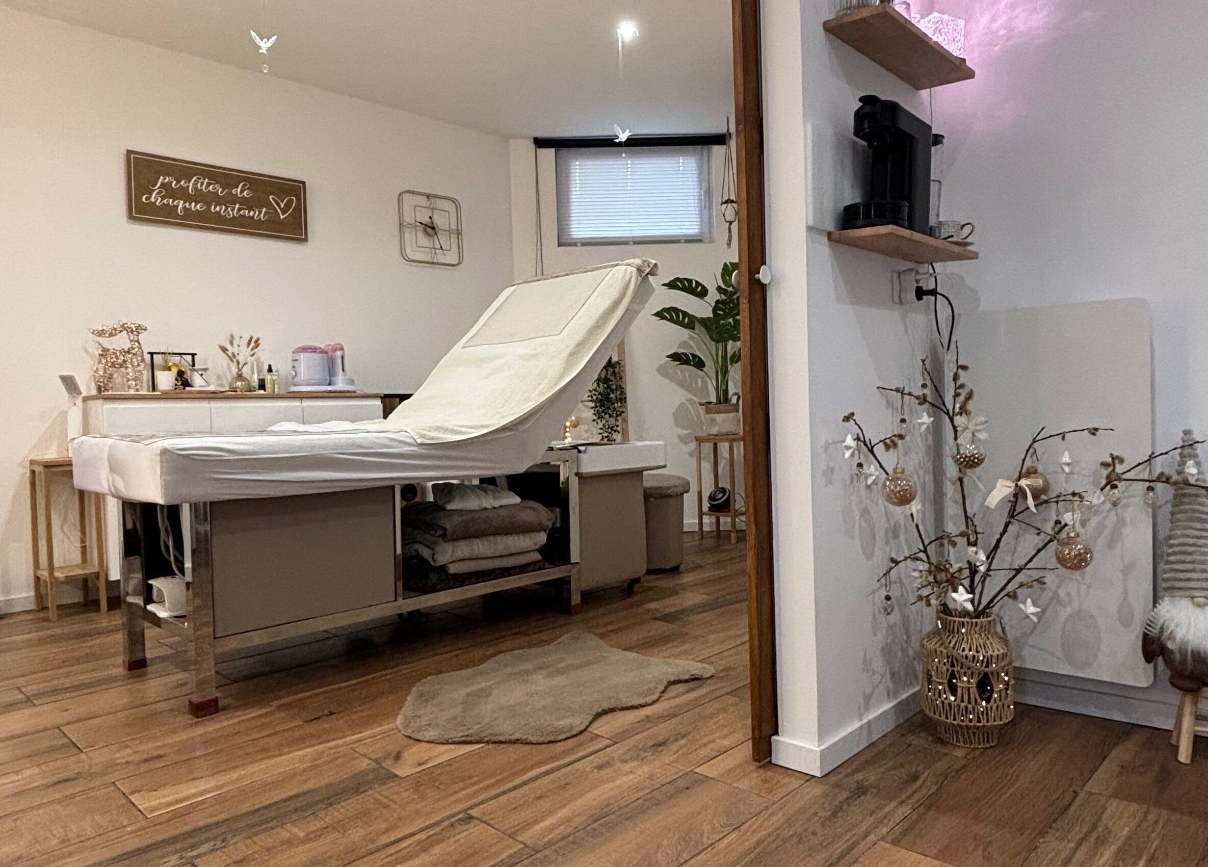 Salle de soins sereine avec table de massage chez MILANOA ESTHÉTIQUE, Vergaville, Grand Est, FR.