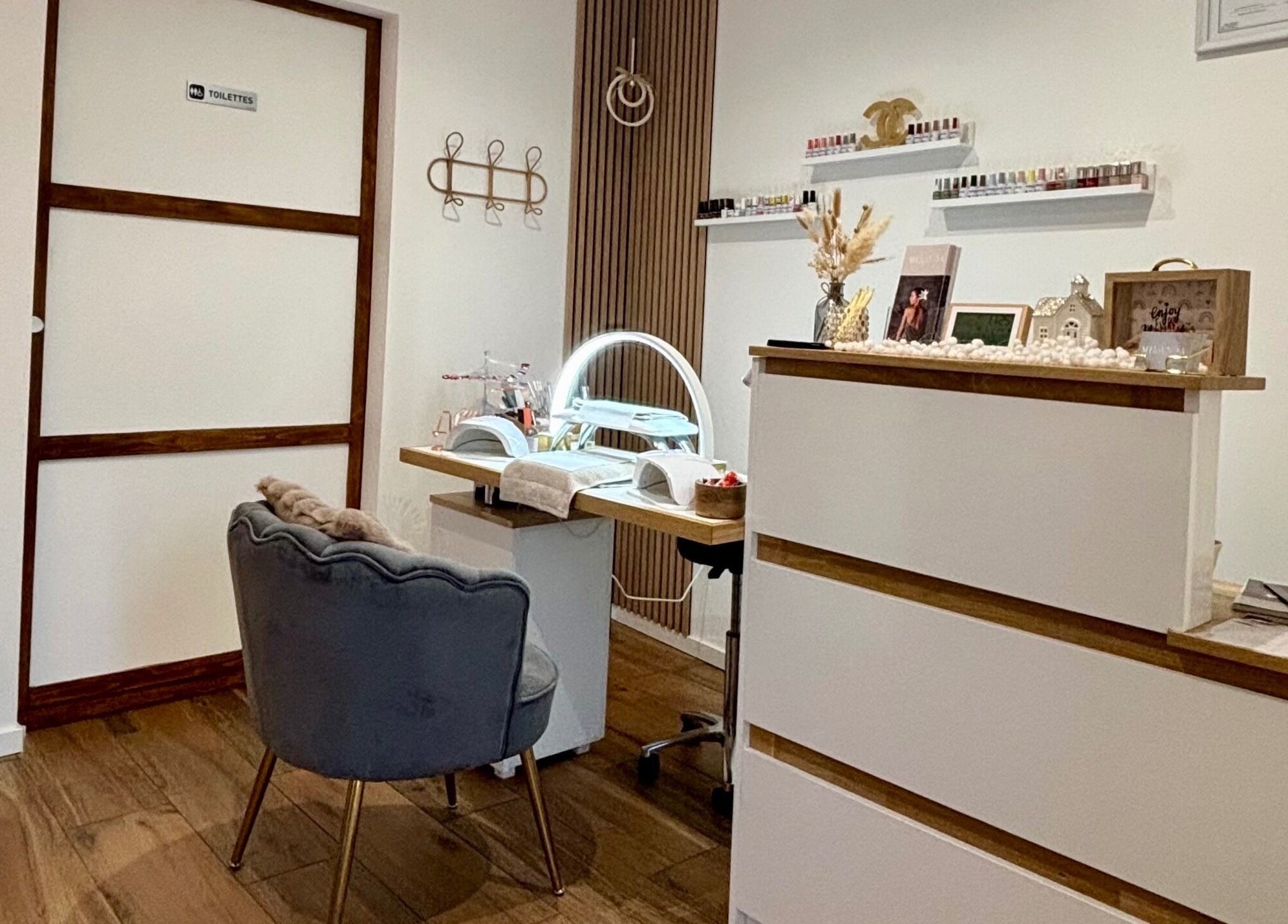 Station élégante de manucure chez MILANOA ESTHÉTIQUE à Vergaville, Grand Est, FR.