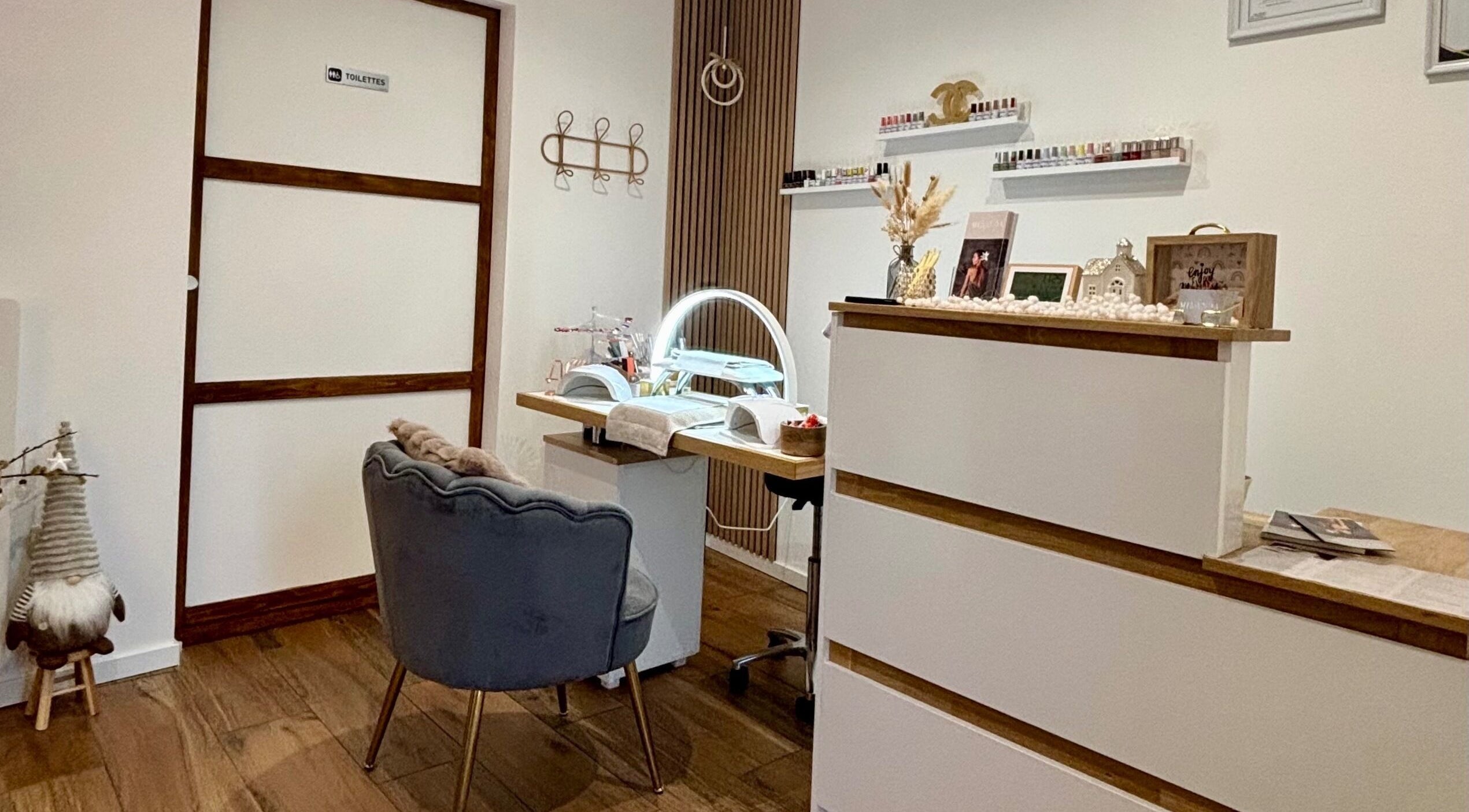 Station élégante de manucure chez MILANOA ESTHÉTIQUE à Vergaville, Grand Est, FR.