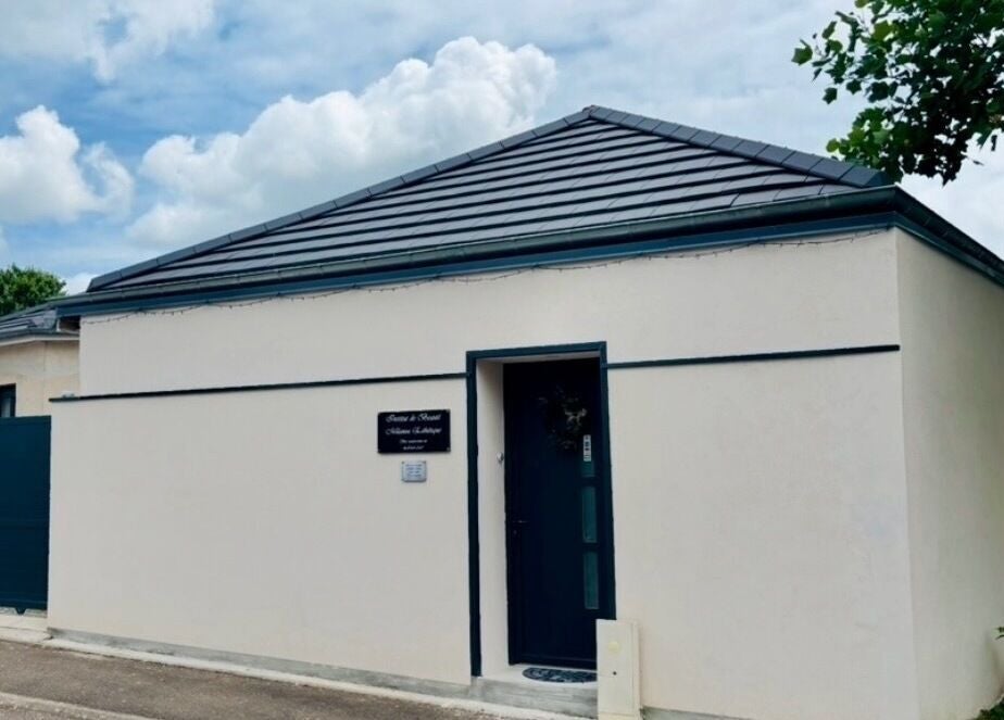 Façade contemporaine de MILANOA ESTHÉTIQUE à Vergaville, Grand Est, FR, sous ciel partiellement nuageux.