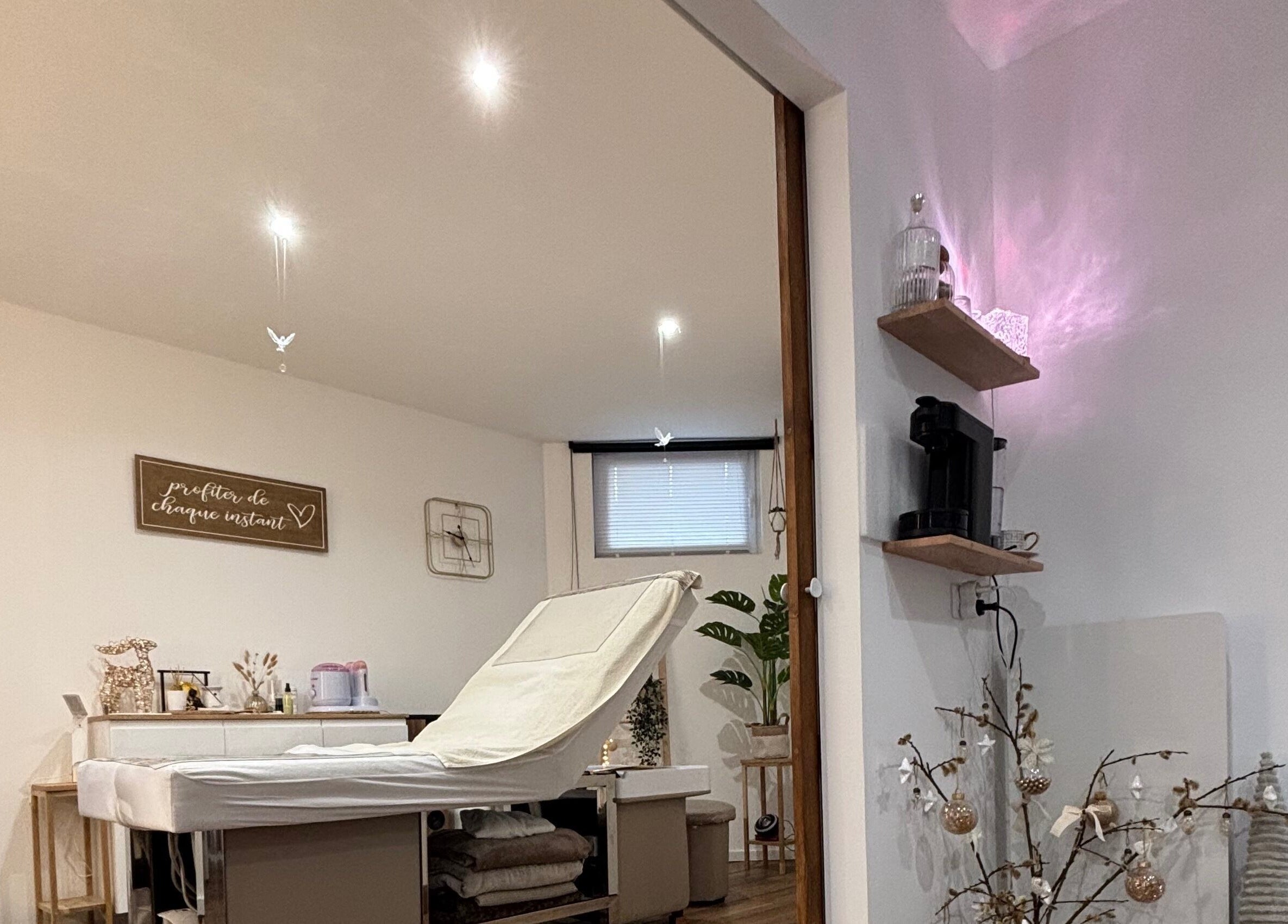 Salle de soin apaisante à MILANOA ESTHÉTIQUE, Vergaville, Grand Est, FR, avec table de massage.