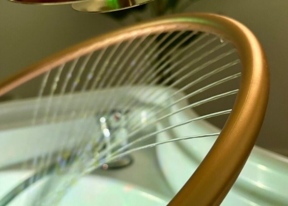 Design élégant de MILANOA ESTHÉTIQUE à Vergaville, Grand Est, FR, mettant en valeur un lavabo moderne.