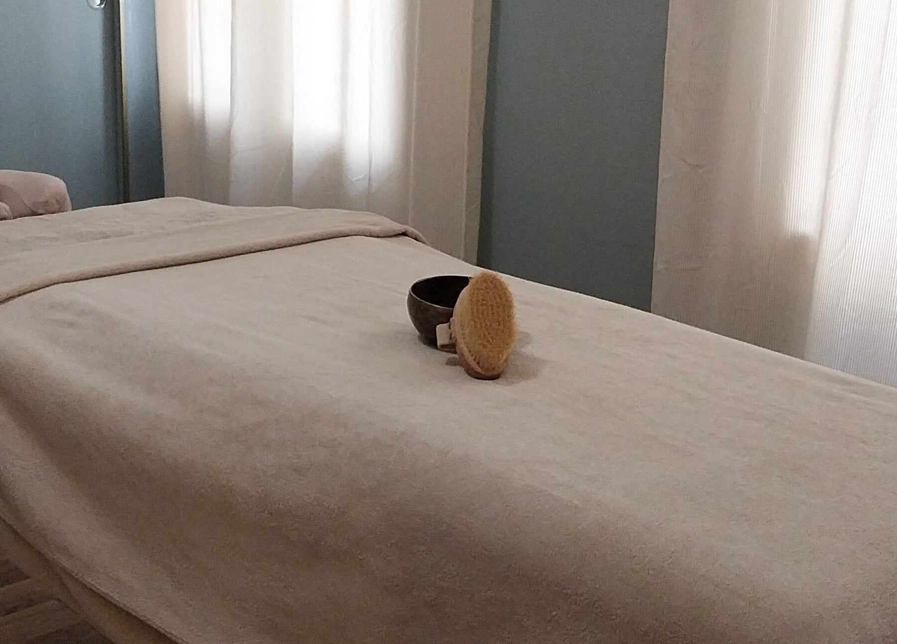 Table de massage à Inner Beauty, Dijon, Bourgogne-franche-comté, FR, offrant calme et relaxation.