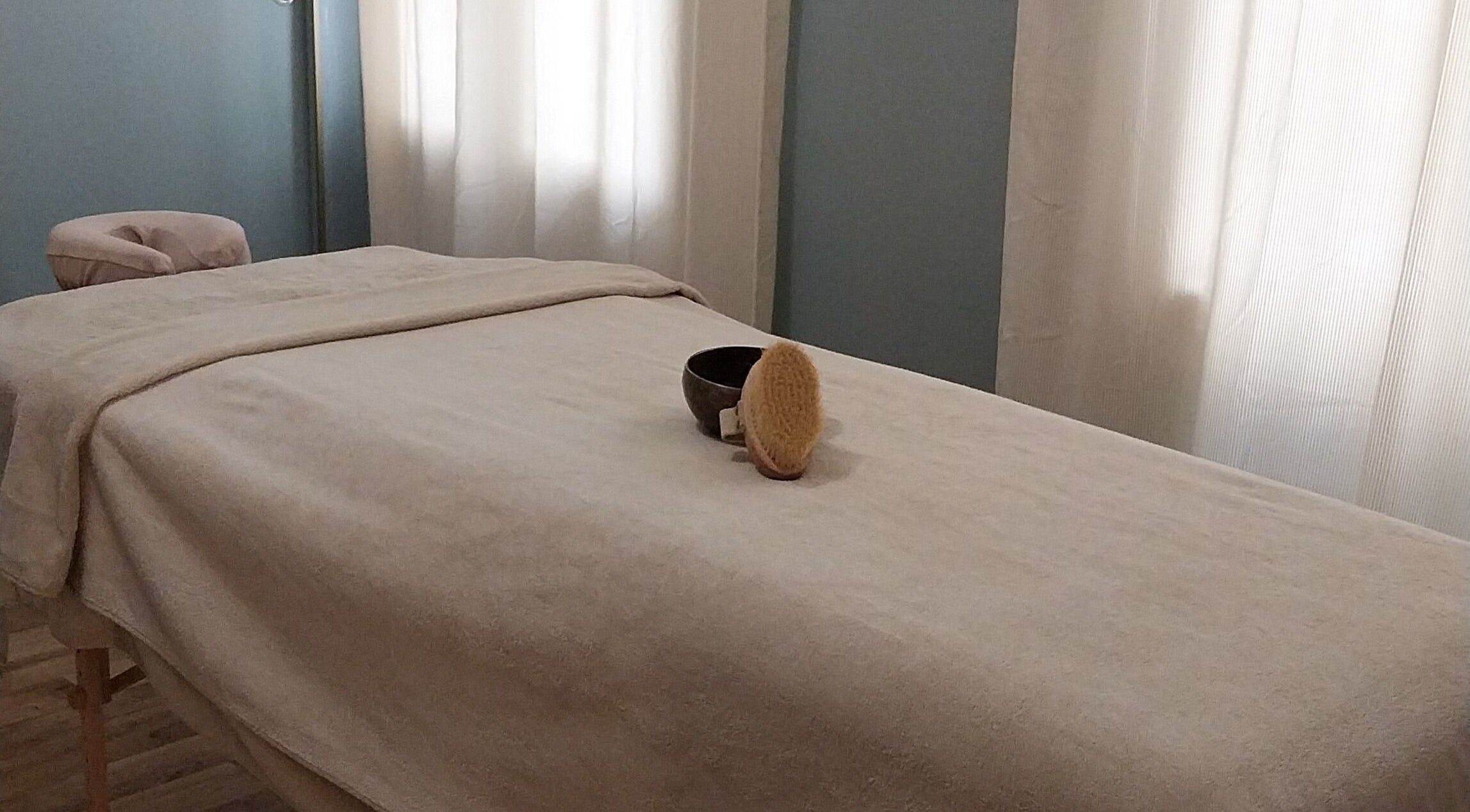 Table de massage à Inner Beauty, Dijon, Bourgogne-franche-comté, FR, offrant calme et relaxation.