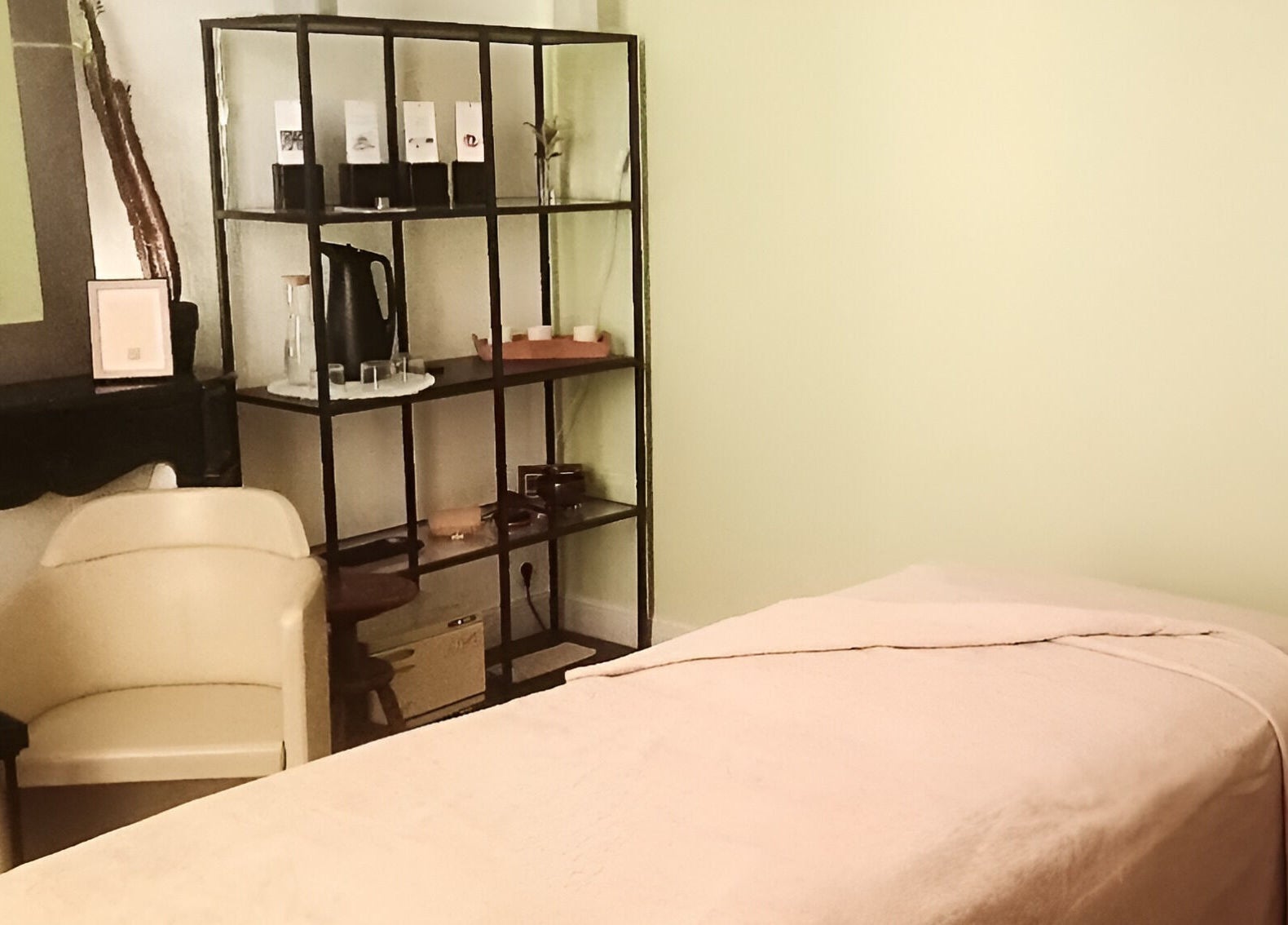 Salle de massage paisible à Inner Beauty, Dijon, Bourgogne-Franche-Comté, FR, avec table et fauteuil confortables.