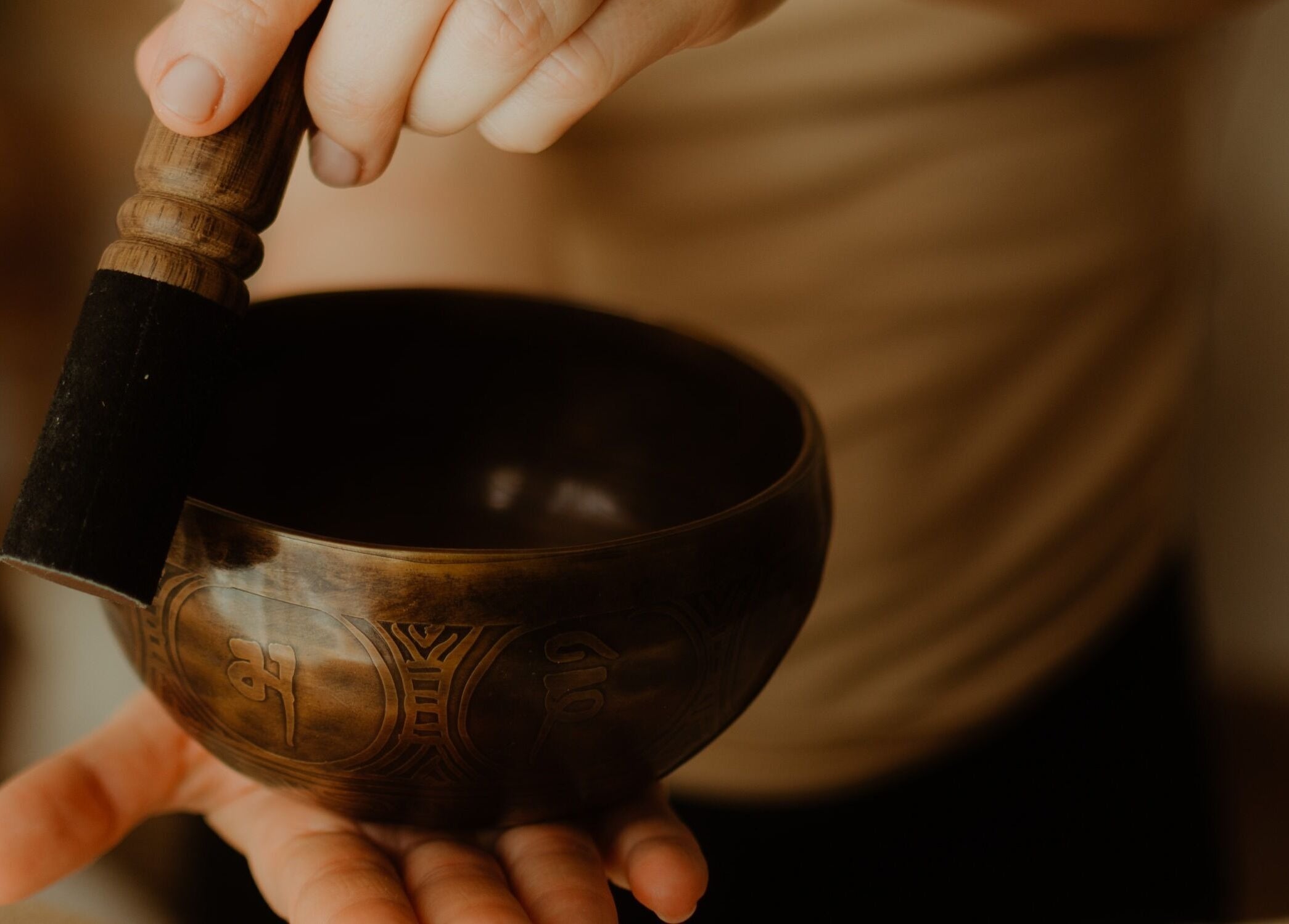 Bol tibétain utilisé au spa Inner Beauty à Dijon, Bourgogne-franche-comté, FR, créant une atmosphère apaisante.