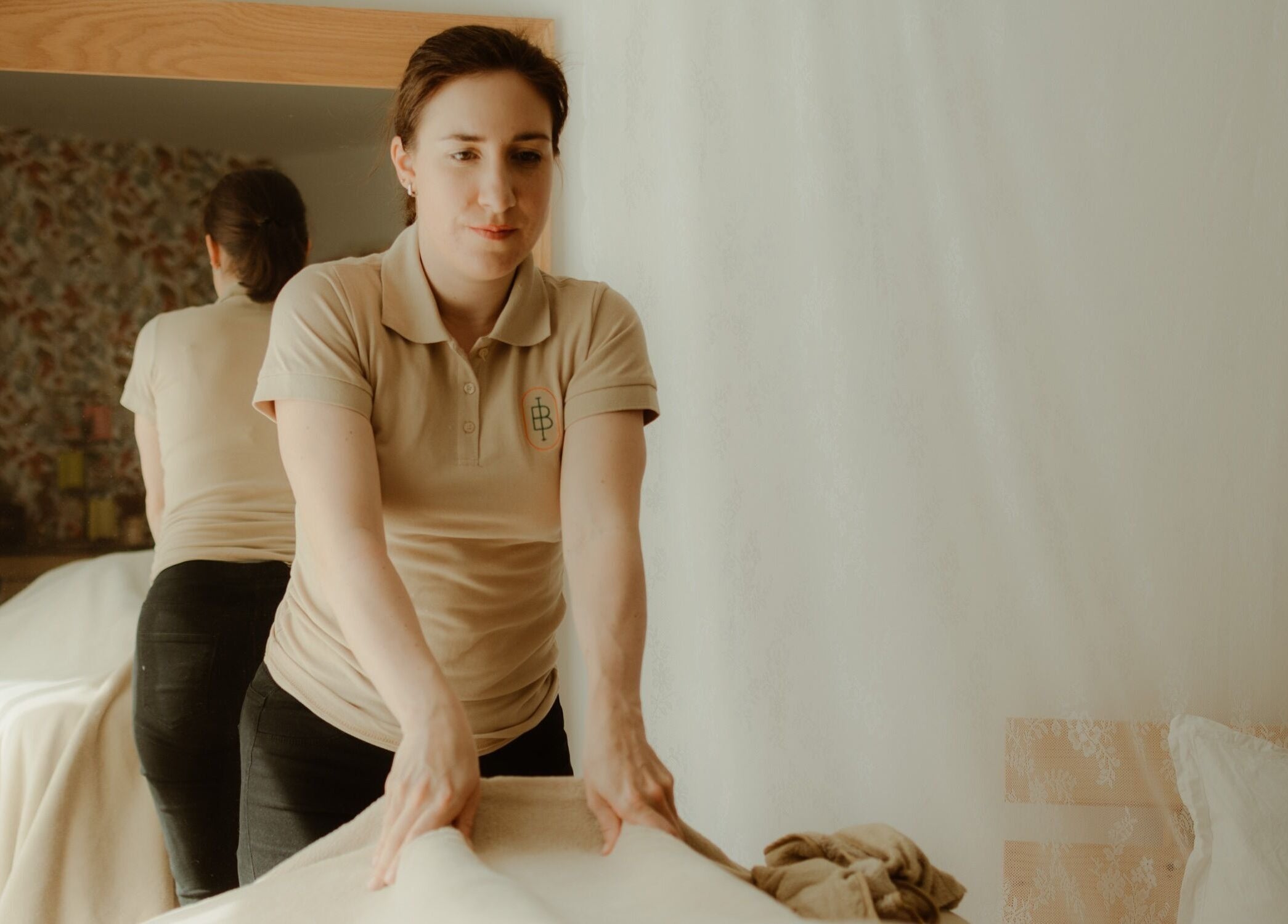 Thérapeute préparant un espace bien-être à Inner Beauty, Dijon, Bourgogne-Franche-Comté, FR.