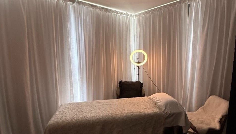 Комната для массажа лица в Facial Massage, Сидней, Новый Южный Уэльс, AU с мягким освещением и удобной кушеткой.