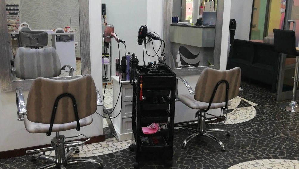 Interior moderno da Urban Look Pt em Ponta Do Sol, Madeira, PT, com cadeiras e espelhos de salão.