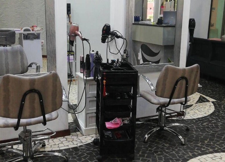 Interior moderno da Urban Look Pt em Ponta Do Sol, Madeira, PT, com cadeiras e espelhos de salão.