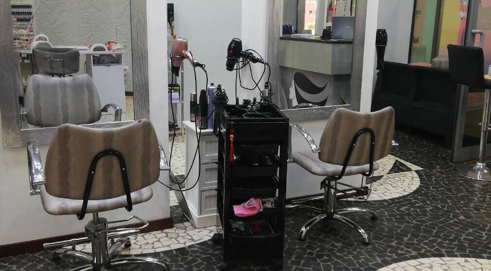 Interior moderno da Urban Look Pt em Ponta Do Sol, Madeira, PT, com cadeiras e espelhos de salão.