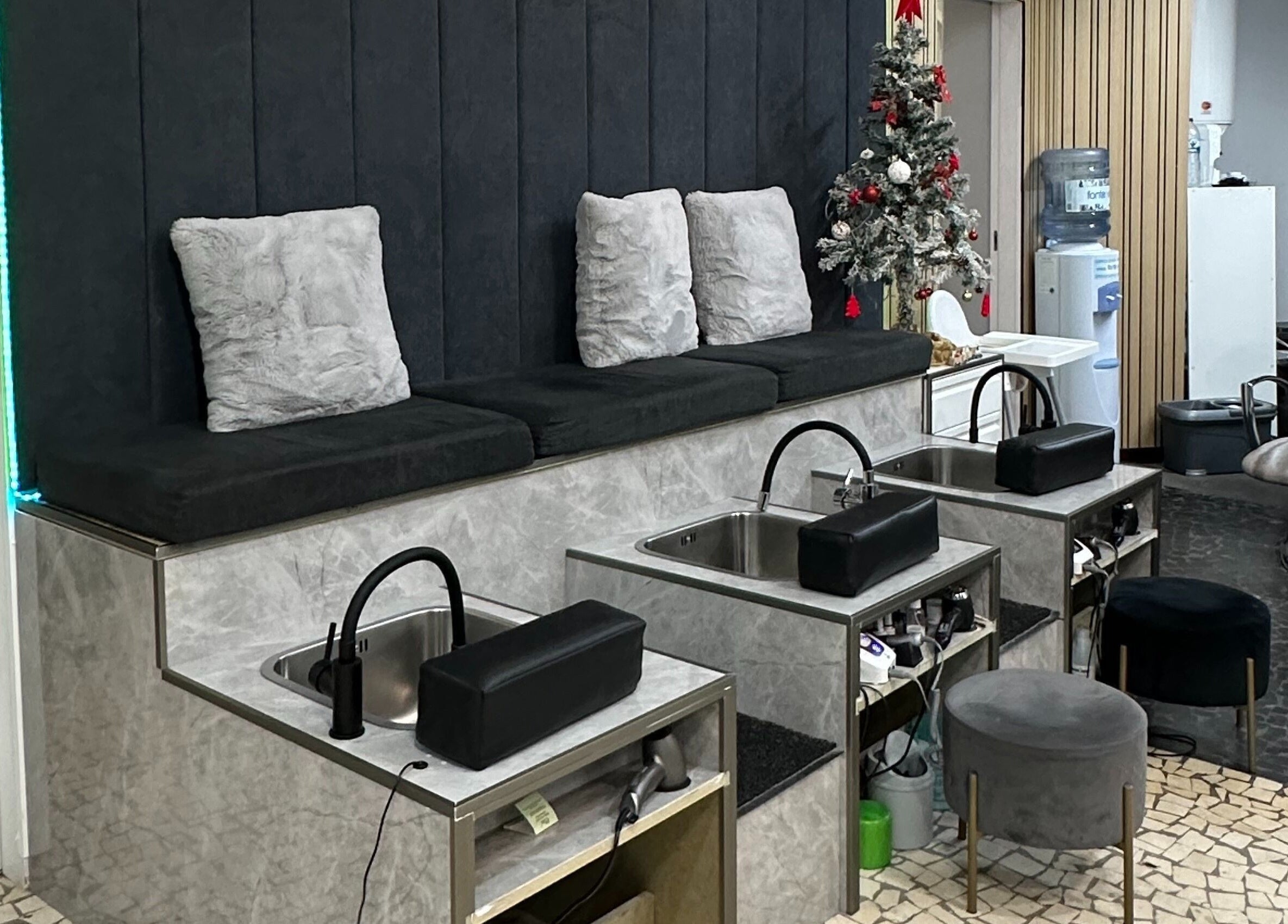 Espaço elegante de cuidados pessoais na Urban Look Pt, Ponta Do Sol, Madeira, PT.