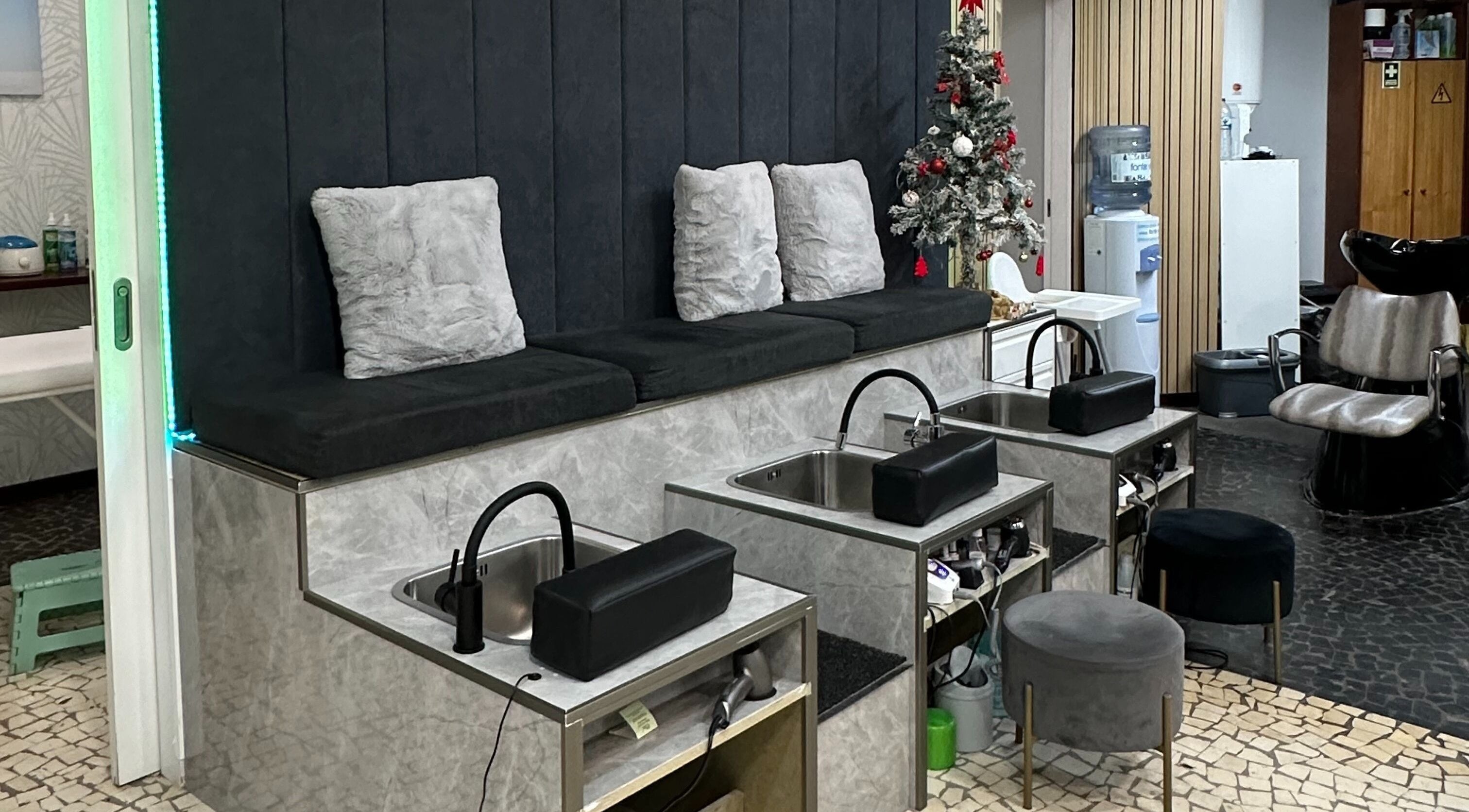 Espaço elegante de cuidados pessoais na Urban Look Pt, Ponta Do Sol, Madeira, PT.